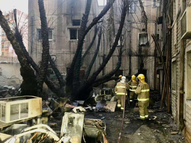  عناصر الإطفاء بعد إخماد النيران