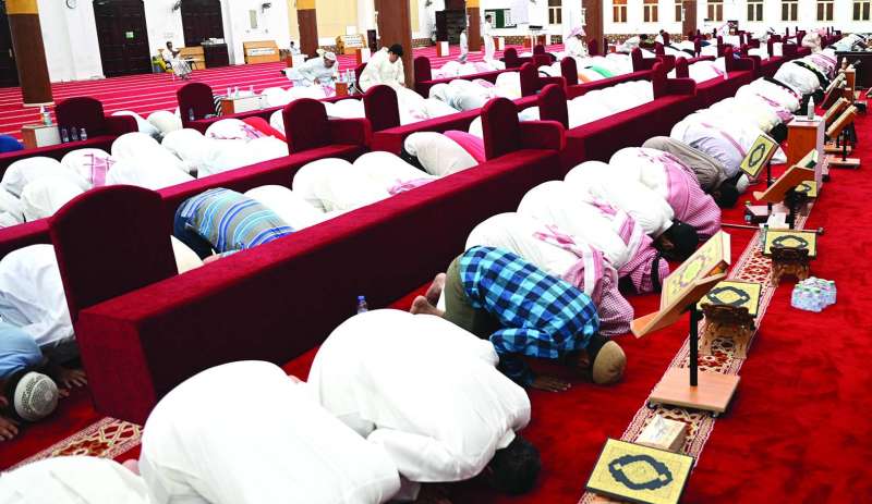 
سجود بين يدي الله	(تصوير نايف العقلة)
