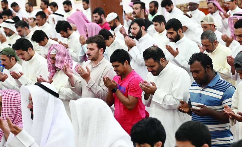 
أكف الضراعة ترتفع لله
