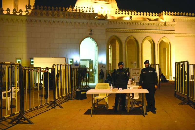 
الشرطة النسائية أمام المصلى النسائي