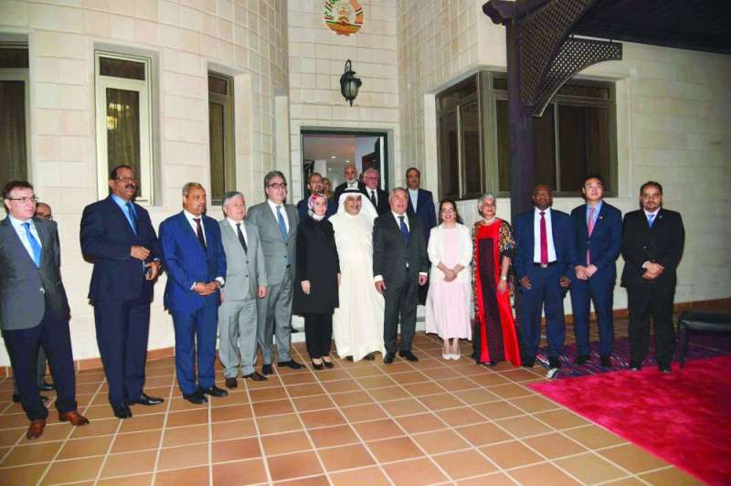 
السفير زبيدوف وعدد من السفراء والديبلوماسيين في لقطة جماعية
