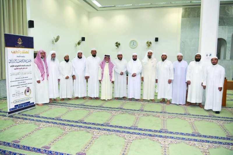 
المشرف على المسابقة مع مشايخ الحلقات في لقطة جماعية
