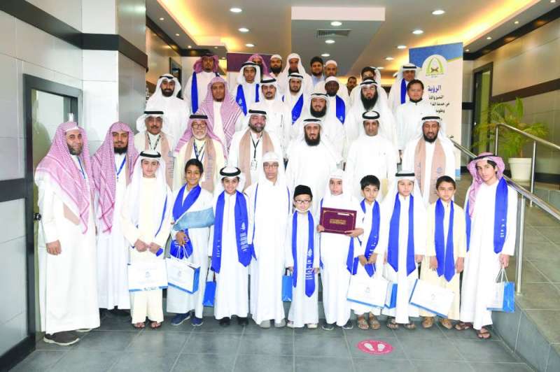 
لقطة جماعية للفائزين في المسابقة مع يوسف المرزوق وفريد عمادي وعدنان الراشد ويوسف عبدالرحمن وخالد الخراز