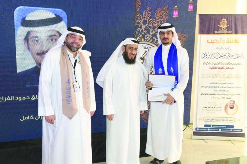 
تكريم أحد الفائزين في المسابقة
