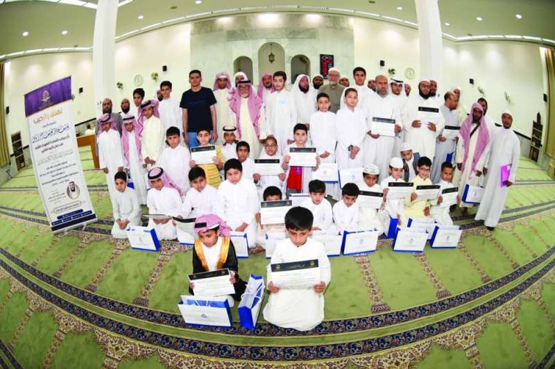 
المشرف على المسابقة مع عدد من الفائزين ولجنة التحكيم ومشايخ الحلقات في مسجد سعد السلطان
