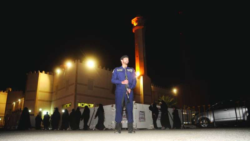 عنصر أمن في حالة استعداد أمام المسجد