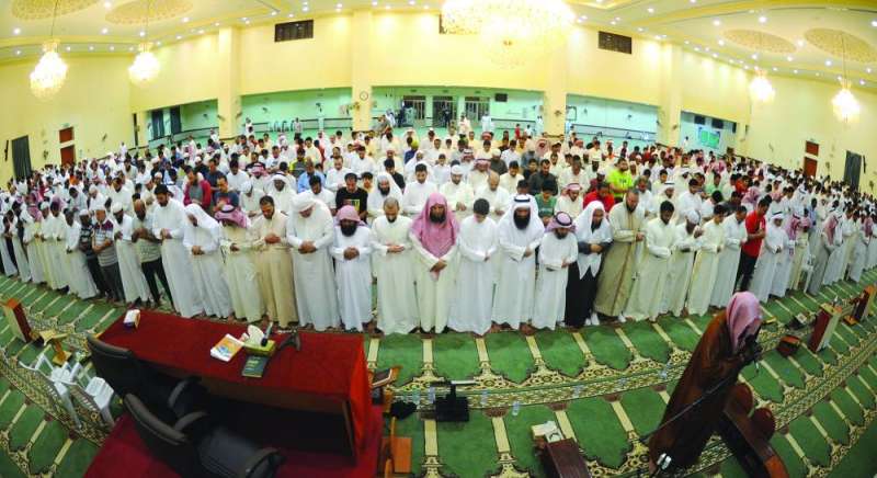 صلاه القيام في مسجد عقلا الظفيري (تصوير سعود سالم)