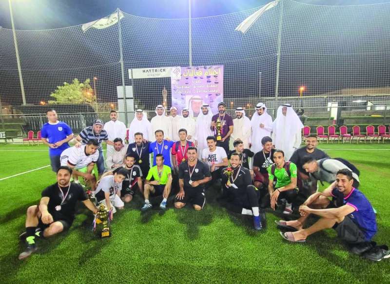 
الفائزون في بطولة كرة القدم الرمضانية مع ممثلي مجلس إدارة الجمعية