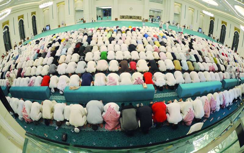 ضيوف الرحمن سُجداً... بين يدي الله	(تصوير سعود سالم)