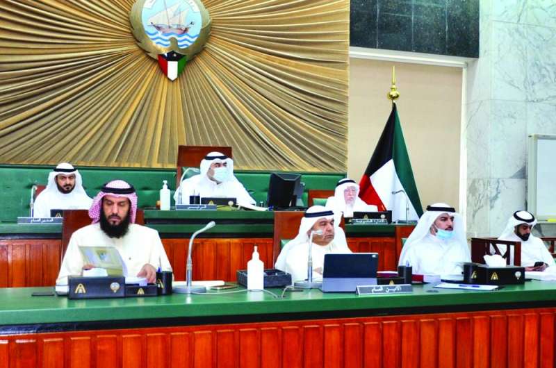 أسامة العتيبي مترئساً الجلسة
