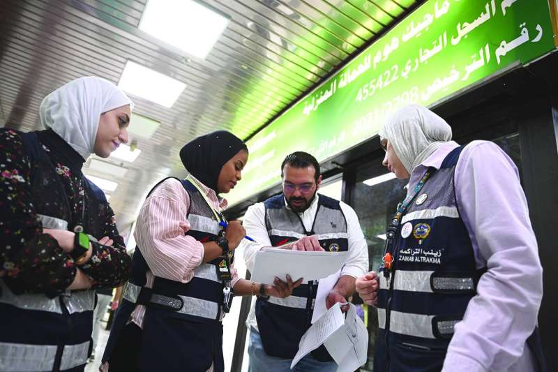 مراجعة أوراق وبيانات أحد المكاتب