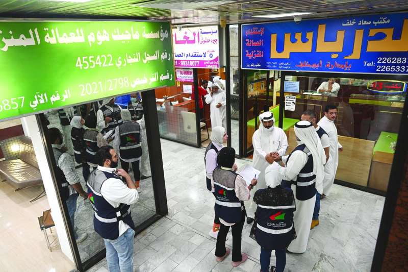 الفريق أثناء جولته على مكاتب الاستقدام في حولّي (تصوير أسعد عبدالله)