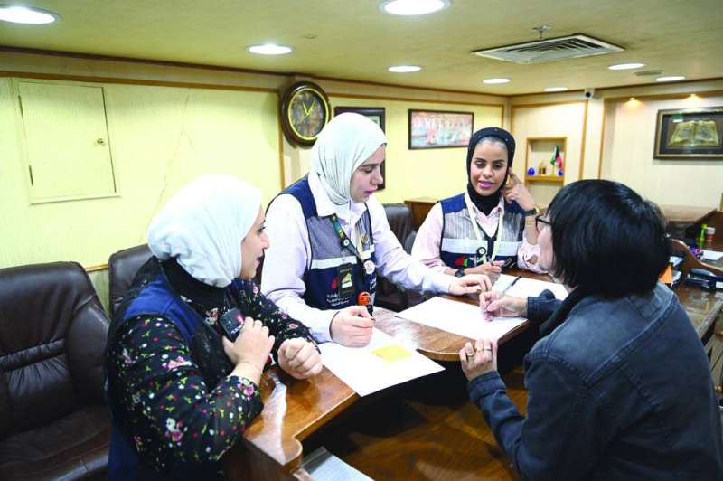 تدقيق على أوراق أحد المكاتب 	(تصور أسعد عبدالله)