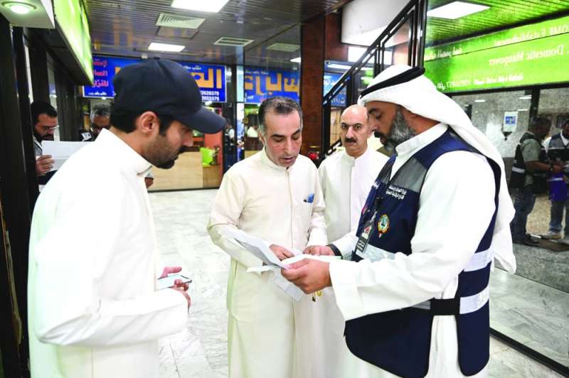 العيسى يُدقق في أوراق إحدى المعاملات
