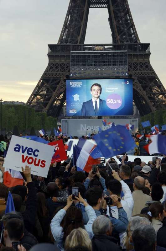أنصار ماكرون يحتفلون بفوزه قرب برج إيفل (رويترز)