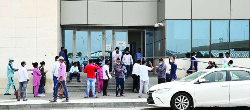 
انتظار أمام بوابة المركز
