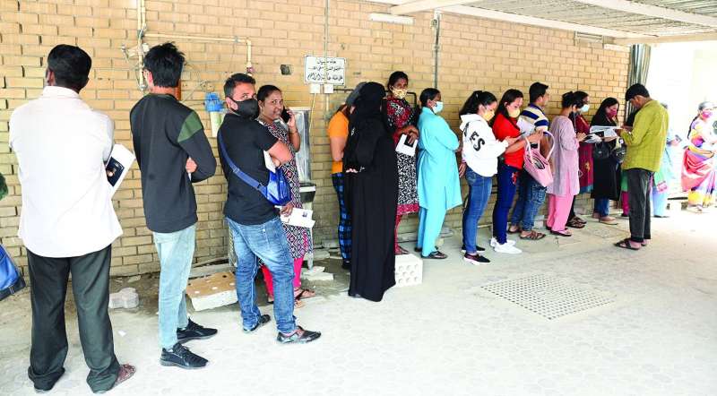 
طابور العمالة امتد حتى خارج المركز 	