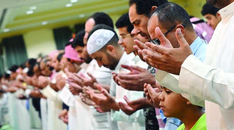 
دعاء وتضرع وخشوع 	(تصوير نايف العقلة)
