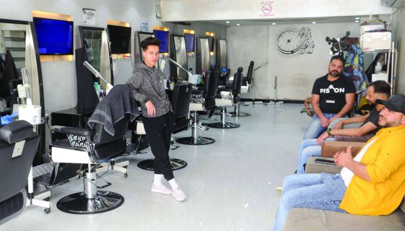 
حلاقون بلا... زبائن
