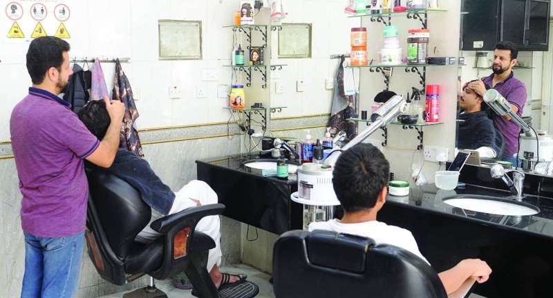 
الزبون أصبح عملة نادرة لأصحاب محلات الحلاقة