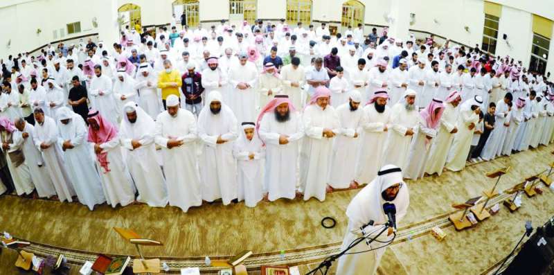 جانب من صلاة القيام بمسجد حميد زويد في الجهراء	 (تصوير سعود سالم)
