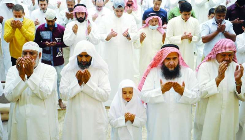 المتهجدون شيباً وشباباً متضرعين إلى الله تعالى