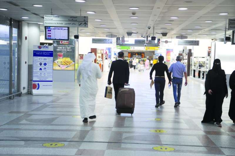 ... وبدأت حركة المغادرة لعطلة العيد 	(تصوير سعود سالم)
