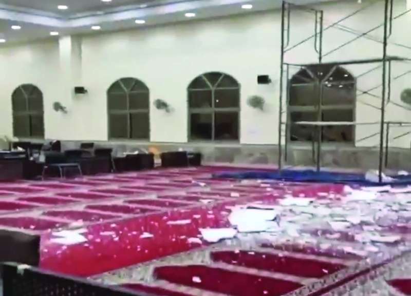 الديكور تساقط في المسجد