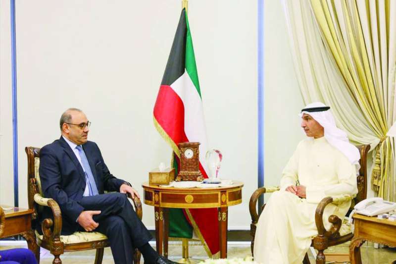 
الظفيري لدى استقباله السفير العراقي
