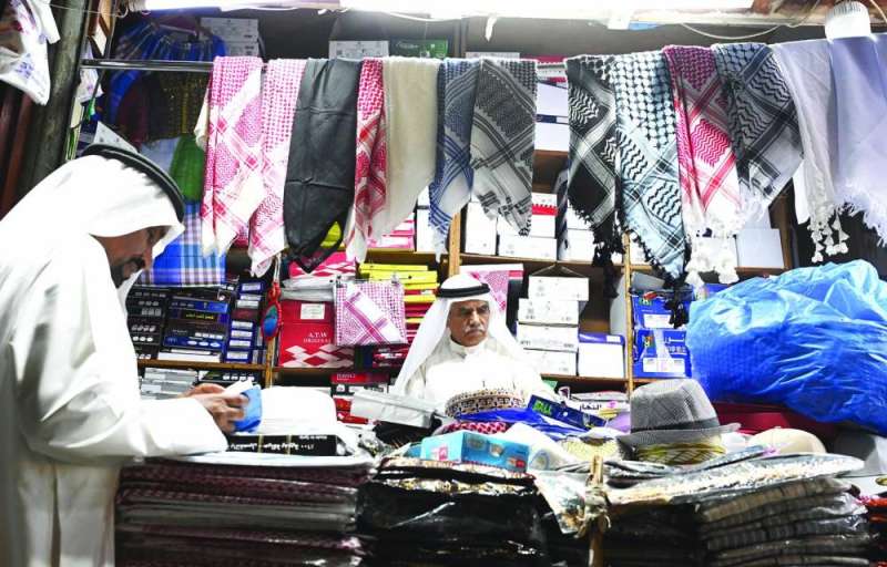 
إقبال كبير لشراء الغترة والعقال
