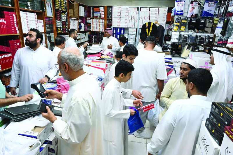 
زحمة في المحال الشعبية
