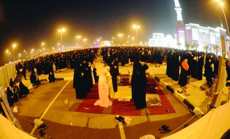 
حشود من النساء في الساحة الخارجية لمسجد الغانم والخرافي