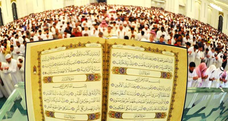 
ليلة الـ 27... ابتهال وخشوع وتضرع إلى الله	 (تصوير سعود سالم)