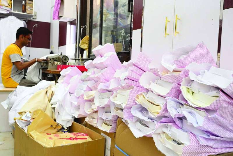 تركيز في العمل لإنجاز الطلبات