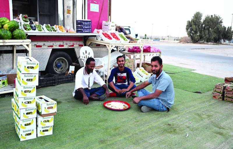 
سعادة بعد الانتهاء من الإفطار