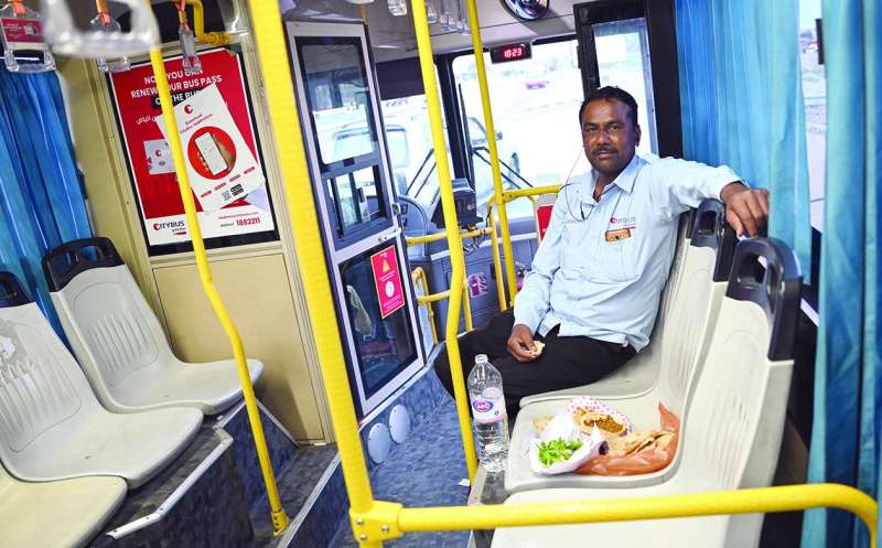 
سائق باص يفطر ليواصل عمله