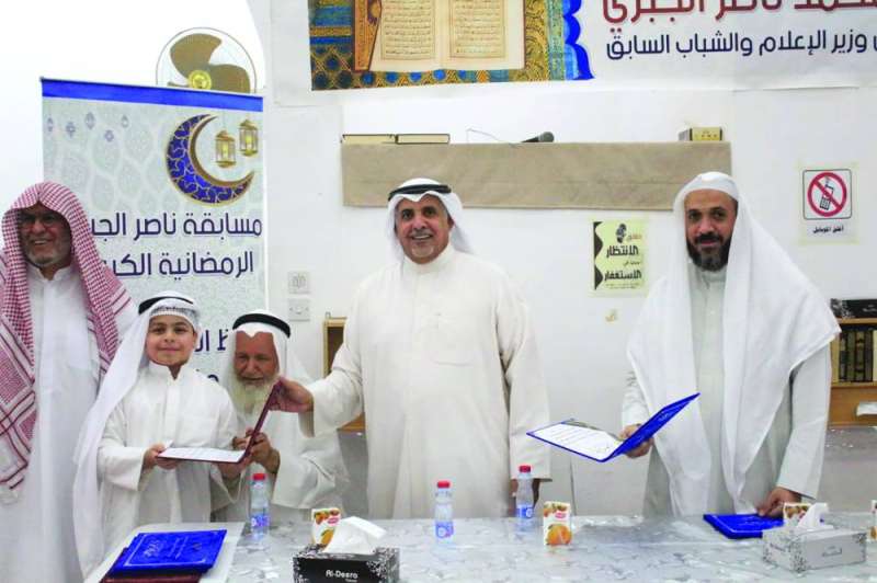 تكريم أحد الفائزين
