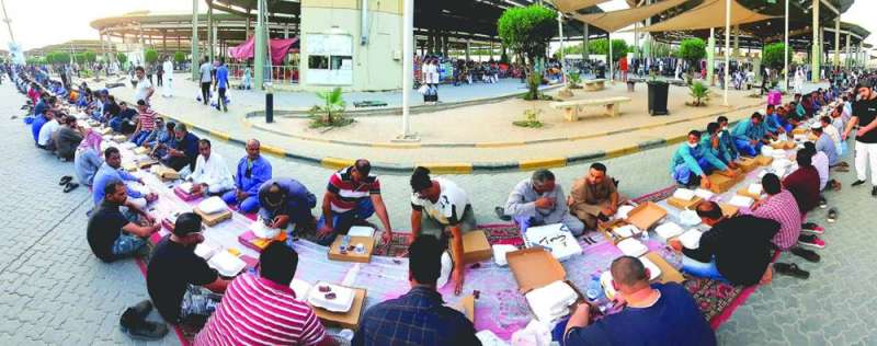 سوق الجمعة شهد أطول مائدة إفطار صائم قوامها 11200 وجبة
