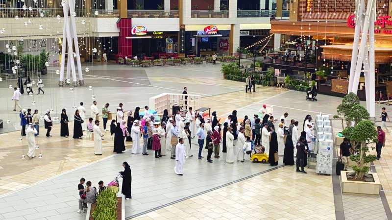 زحام المواطنين على أجهزة السحب للحصول على العيادي
