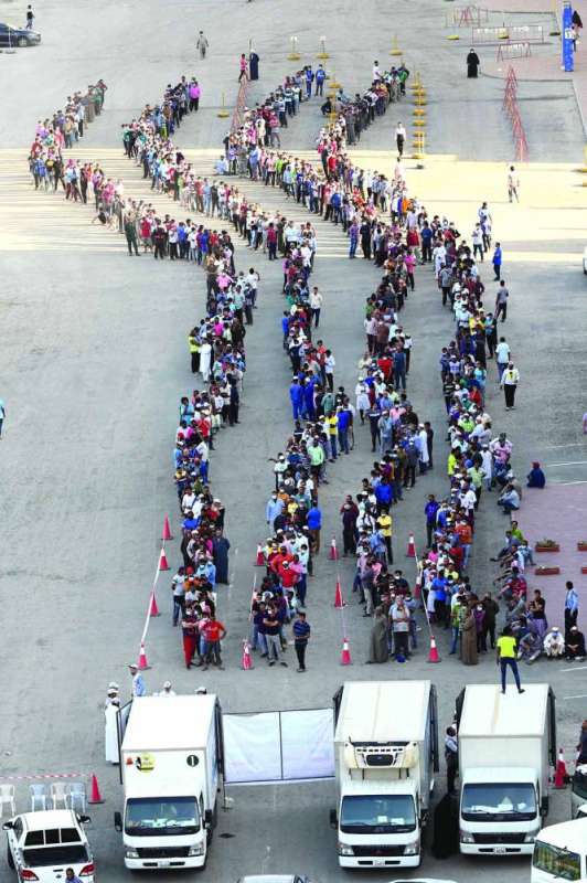 من أنشطة توزيع وجبات إفطار الصائم على العمالة