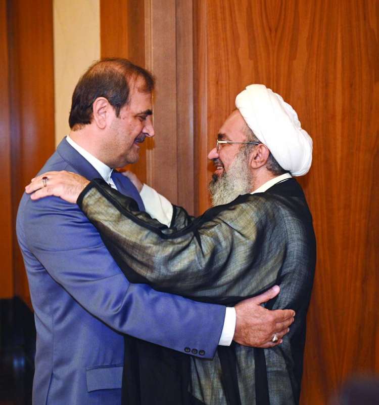 إيراني خلال استقباله حسين المعتوق