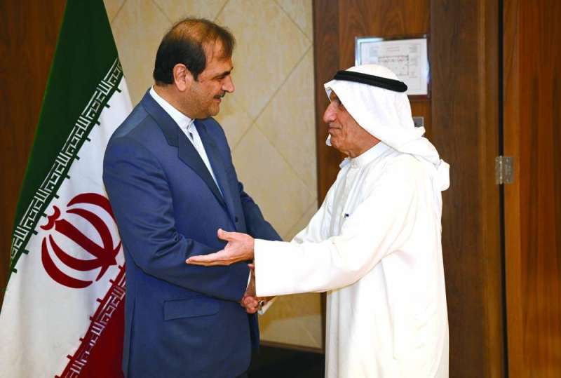 إيراني مصافحاً محمد أبو الحسن