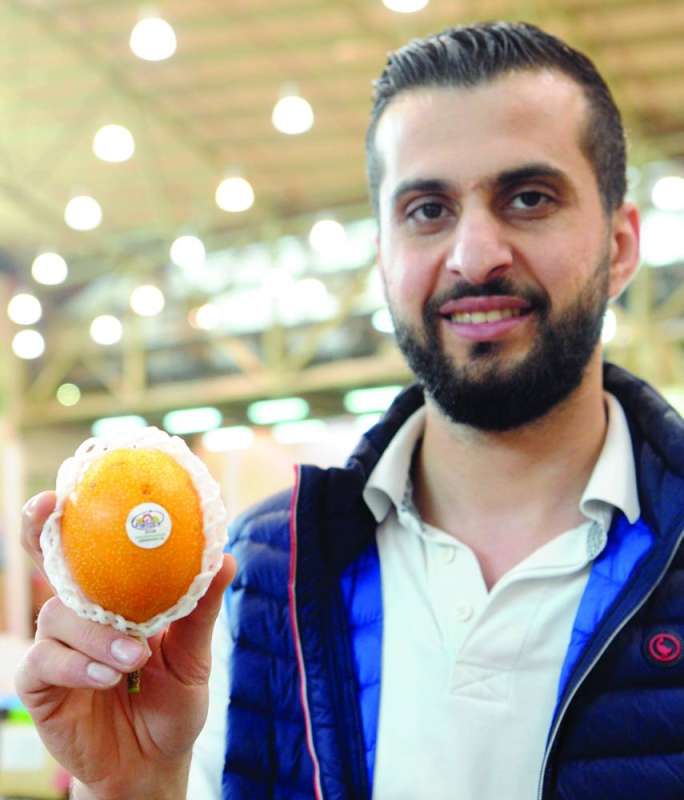 يونس ديب يعرض فاكهة الباشن فروت الكولومبي 