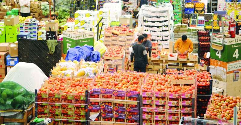 حركة السوق في آخر الشهر ليست كما كانت في بدايته	(تصوير سعود سالم)
