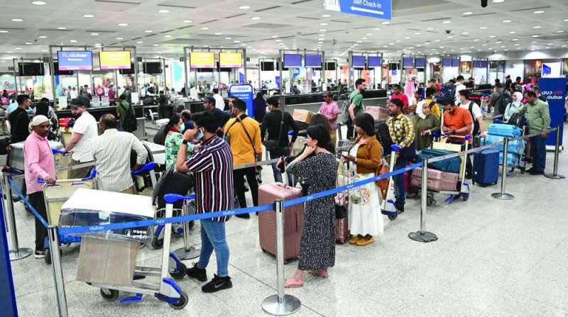 زحام على إحدى مناطق وزن الأمتعة	(تصوير نايف العقلة)