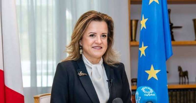 السفيرة الفرنسية لدى البلاد كلير لوفليشر