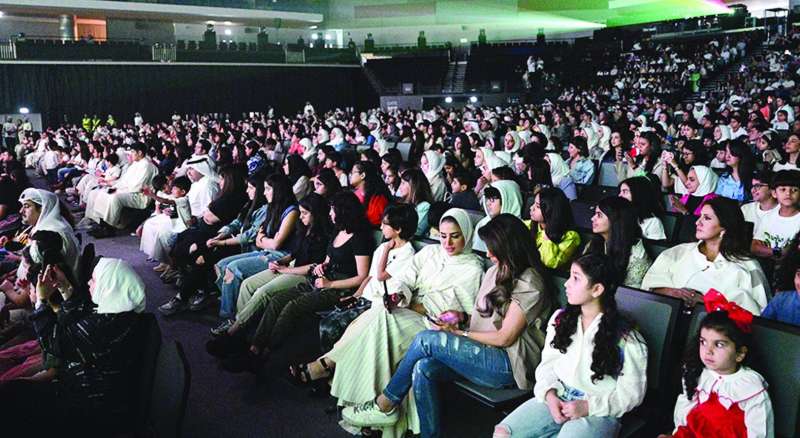 
الجمهور ملأ المدرجات
