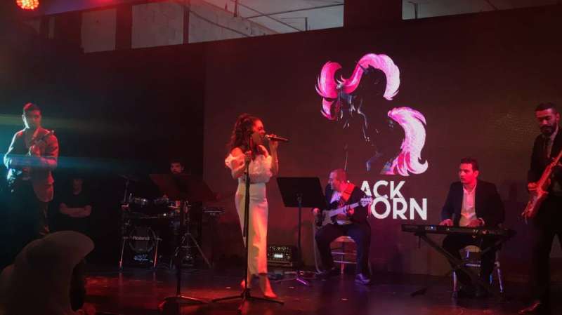  كارول سوكي خلال أداء وصلتها الغنائية 
 