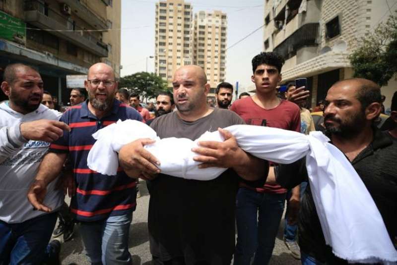 جثمان طفل من الضحايا