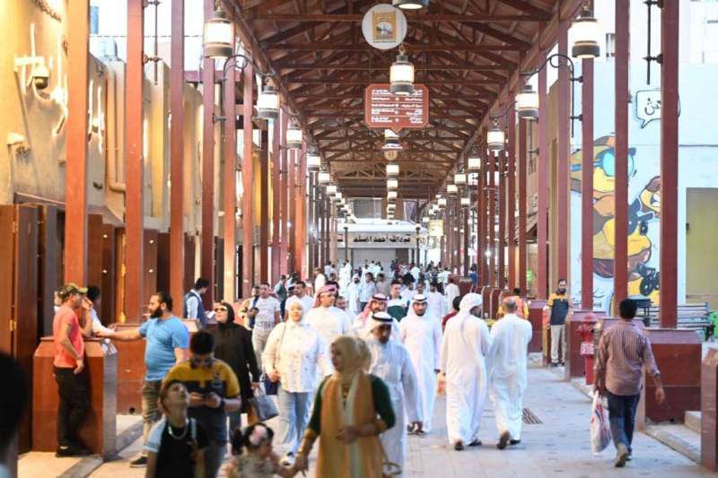 الحياة تدب في «المباركية»
|تصوير: أسعد عبدالله|